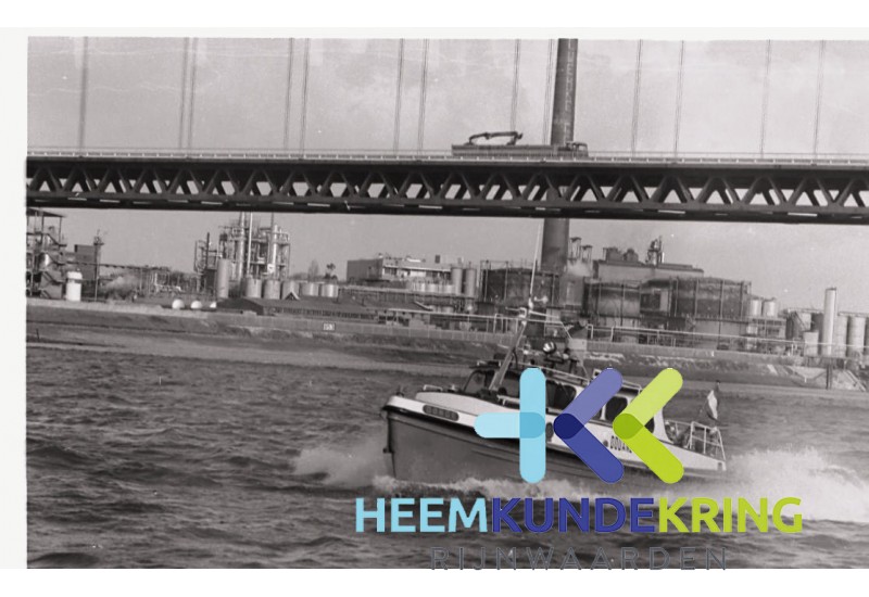 Douane bij brug Emmerich Coll. HKR (1)